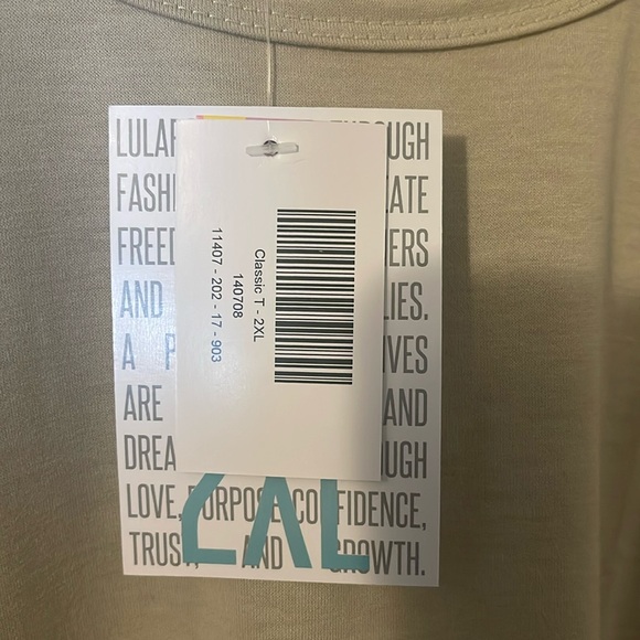 NWT LuLaRoe Cream Classic T Size 2XL - Picture 7 of 7